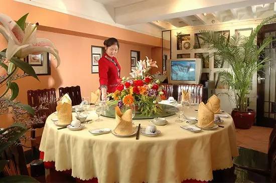 卓越服务 优秀餐厅服务员的品质与住宿服务的共通之道