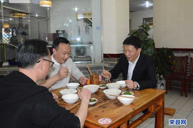 郑小清带头下馆子 为全县餐饮与住宿服务行业提振信心